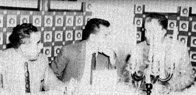 Funcionarios públicos sentados a la mesa de un restaurante, conversando