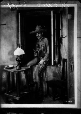 Antonio Moreno vestido de charro durante la grabación de una película, retrato