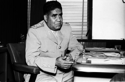 Antonio Nava Castillo en el interior de su oficina, retrato