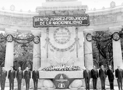 El presidente Gustavo Díaz Ordaz hace una guardia de honor ante el monumento a Benito Juárez con miembros de su gabinete y representantes del Poder Legislativo Judicial