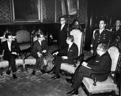 Presidente de la República en Palacio Nacional con un diplomático