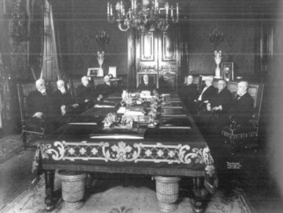 El general Díaz en acuerdo con su gabinete acepta la renuncia de sus ministros con excepción del los Secretarios de Guerra y Hacienda