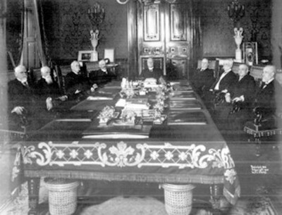 El general Díaz en acuerdo con su gabinete acepta la renuncia de sus ministros con excepción del los Secretarios de Guerra y Hacienda
