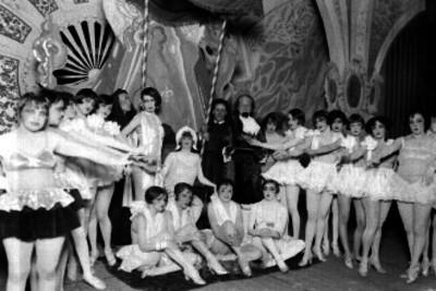 Celia Padilla con otras vedettes y bailarínes en el escenario de un teatro durante una presentación