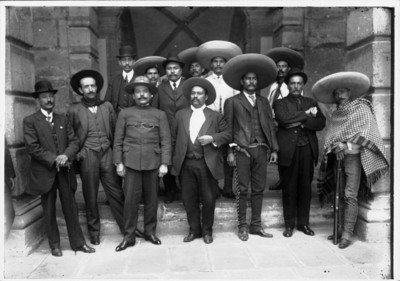 Revolucionarios y civiles en la entrada de un edificio, retrato de grupo