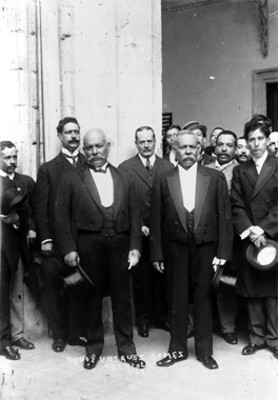 Hnos. Vázquez Gómez y otros hombres, retrato de grupo