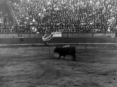 Torero saltando a la Garrocha durante una faena