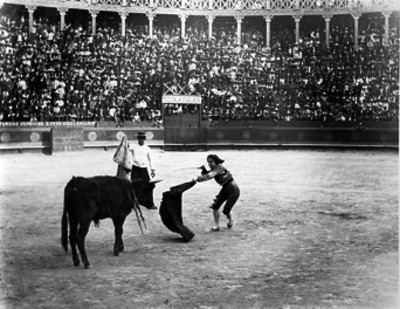 Lolita entra a lidiar en la plaza de toros Bucareli