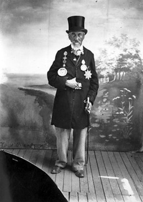 Lobo Guerrero, Demente patriótico en un estudio fotográfico