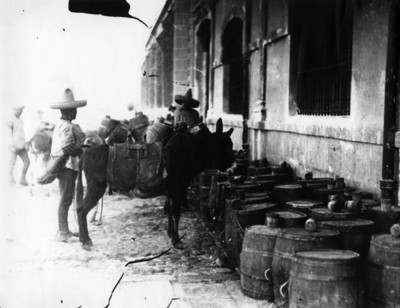 Tlachiqueros con burros y barriles de pulque