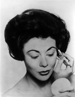 Mujer pinta sus cejas, retrato