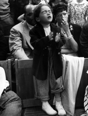 Niña aplaude durante espectáculo, vista parcial