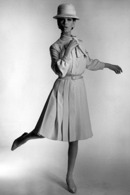 Mujer luce vestido con tablones, retrato