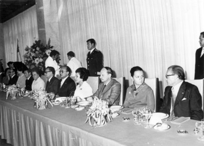Luis Echeverría Alvarez y Salvador Allende, acompañados de sus repectivas esposas y comitivas, durante un banquete