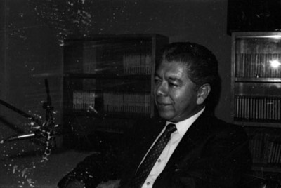 Hombre en una cabina radiofónica