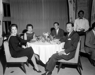 Hombres y mujeres en evento social