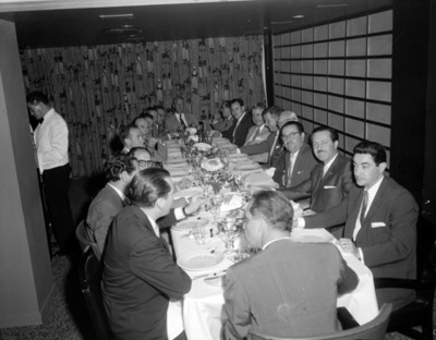 Hombres durante comida
