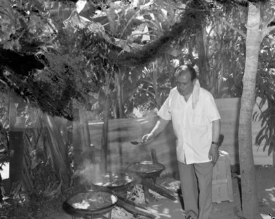 Hombre cocina en una día de campo
