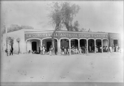 Tienda y casa ubicadas a la entrada al Bosque que fueran demolidas, lado oriente