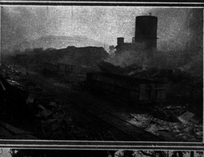 Restos de un ferrocarril volado por constitucionalistas junto a una estación de servicio