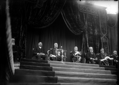 Porfirio Díaz presidiendo la ceremonia de entrega de premios a alumnos del Colegio Militar