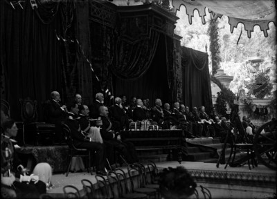 Porfirio Díaz durante la ceremonia de entrega de premios a cadetes del Colegio Militar
