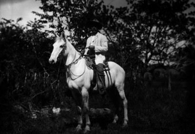 Hombre a caballo en un paraje, retrato