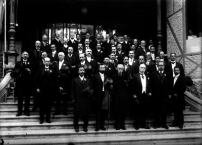 Enrique Creel acompañado de diplomáticos durante banquete en su honor en el restaurante Chapultepec