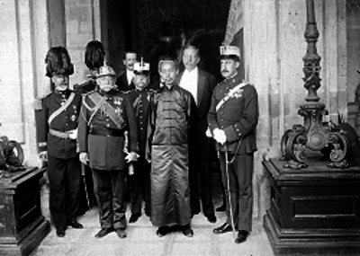 Tang Chang Yun y el embajador de España salen de Palacio Nacional
