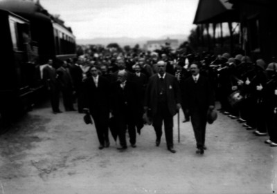 Marqués de Polavieja y diplomáticos en una estación de ferrocarril