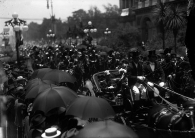 Victoriano Huerta y Manuel Mondragón a su paso por la avenida San Francisco abordo de un carruaje