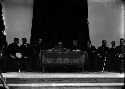 Victoriano Huerta, Manuel Mondragón y otros militares presidiendo ceremonia en el cuartel de artillería
