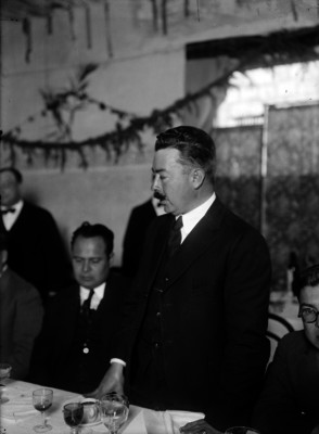 Miguel Alessio Robles pronunciando un discurso en un banquete