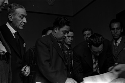 Víctor Fernández Manero firmando un documento