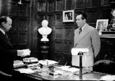 Víctor Fernández Manero conversando con diplomático