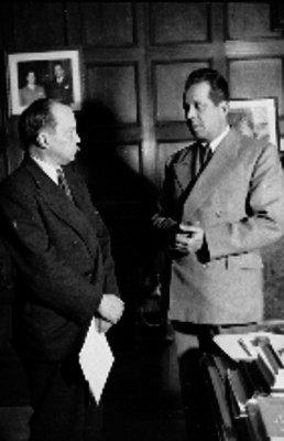 Víctor Fernández Manero conversando con diplomático