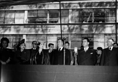 Manuel Ávila Camacho con su esposa y funcionarios en una ceremonia