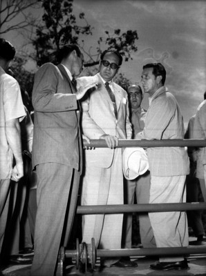 Adolfo Orive de Alba conversando con Antonio Díaz Lombardo y Ramón Beteta en una obra