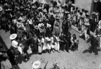 Gente durante un homenaje a Zapata