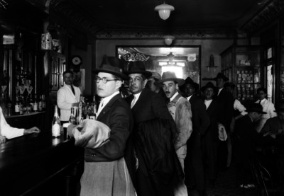 Hombres en el interior de una cantina, retrato de grupo