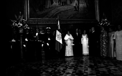 Gustavo Díaz Ordaz portando el labaro patrio durante los festejos del Grito de la Independencia