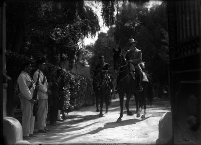 Venustiano Carranza a caballo sale del Castillo de Chapultepec