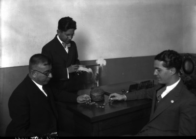 Ministerio público y Antonio Fernández Vera revisando unas joyas