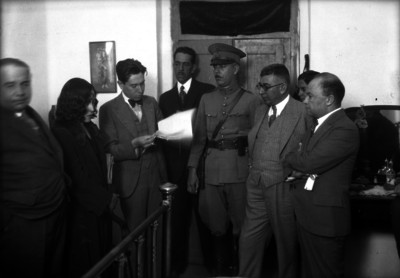 Antonio Fernández Vera con abogados y militar escuchando la lectura de documento