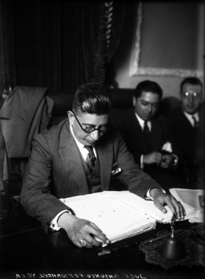 Antonio Fernández Vera observando documentos en un tribunal