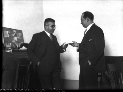 Antonio Fernández Vera recibiendo documento de un abogado