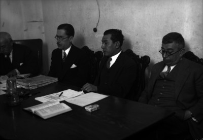 Jesús Zavala, Antonio Fernández Vera y Escalante, jueces, durante un juicio en un juzgado