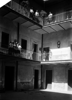 Estudiantes en los balcones de una escuela