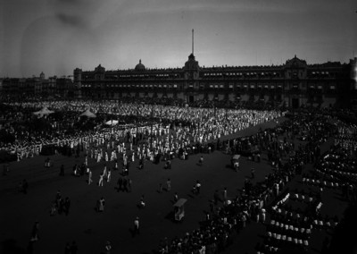 Multitud frente a Palacio Nacional durante un desfile