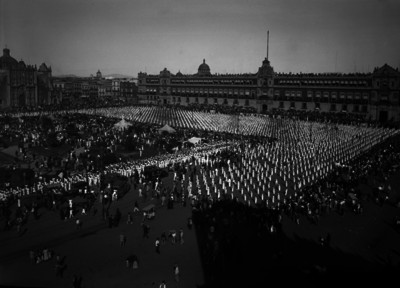 Gente formada en el zócalo durante una festividad
